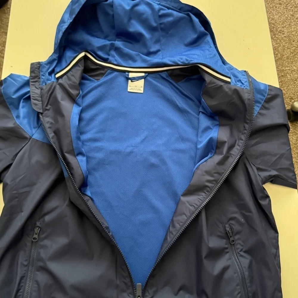 Nike Older Kids Full Zip Windrunner Jacket size XL